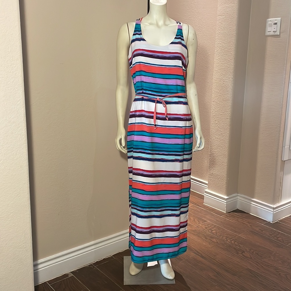 Simply styled, maxi petite dress.